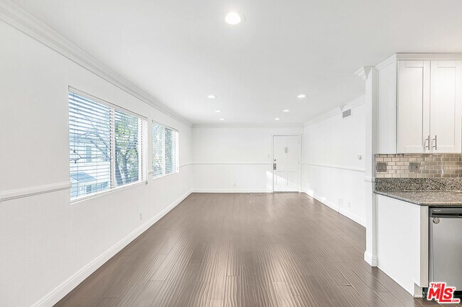 Photo - 18619 Collins St Unit F19
