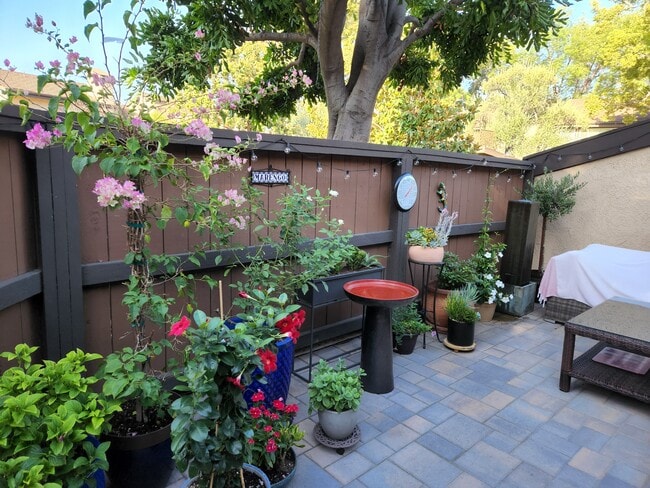 Building Photo - 224 S Marengo Ave