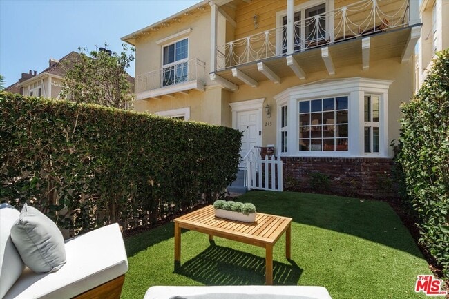 Building Photo - 215 S Poinsettia Pl
