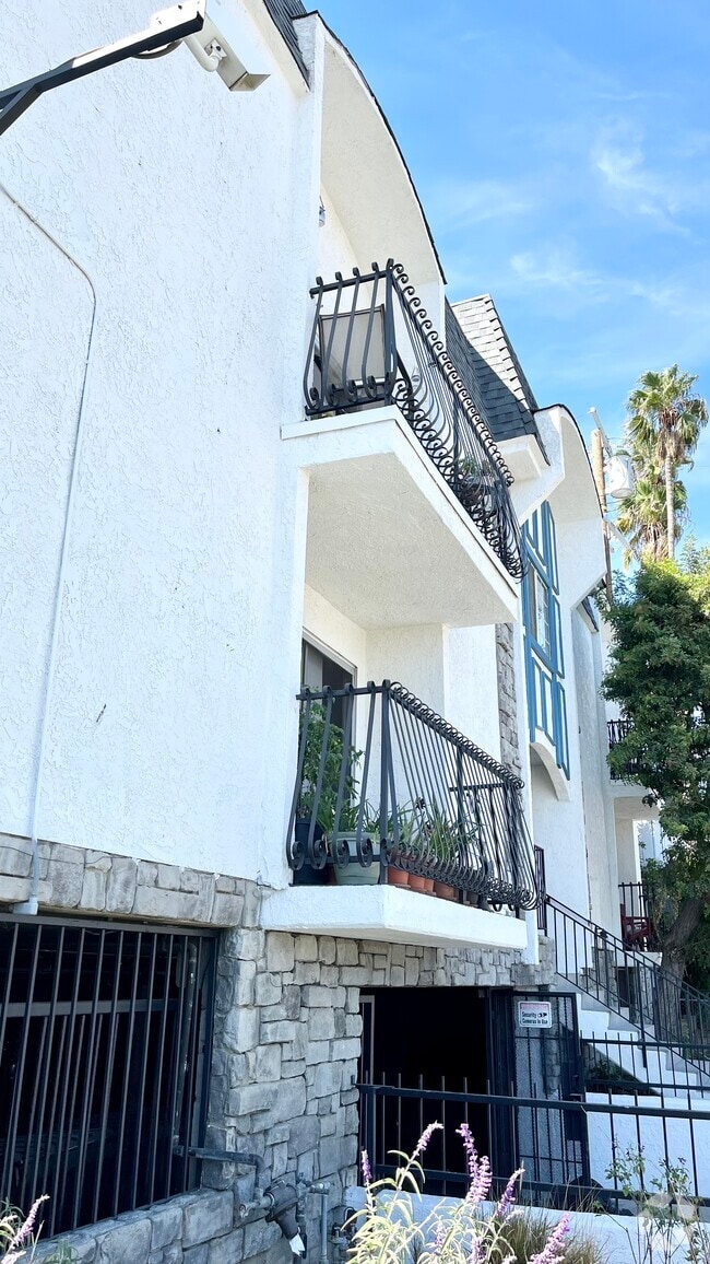Building Photo - 7015 Whitsett Ave Rental