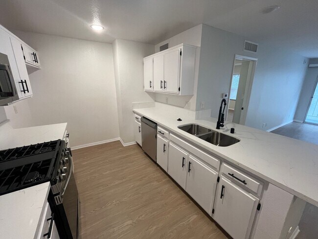 Photo - 1945 Glendon Avenue