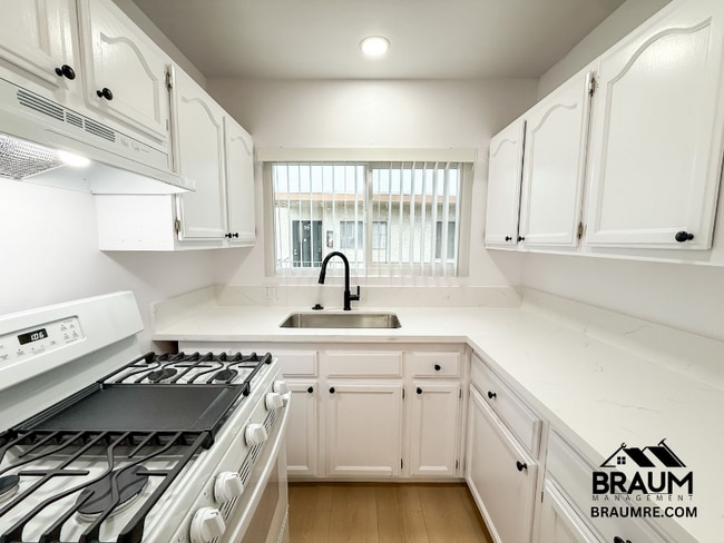 Building Photo - 4636 Laurel Canyon Blvd