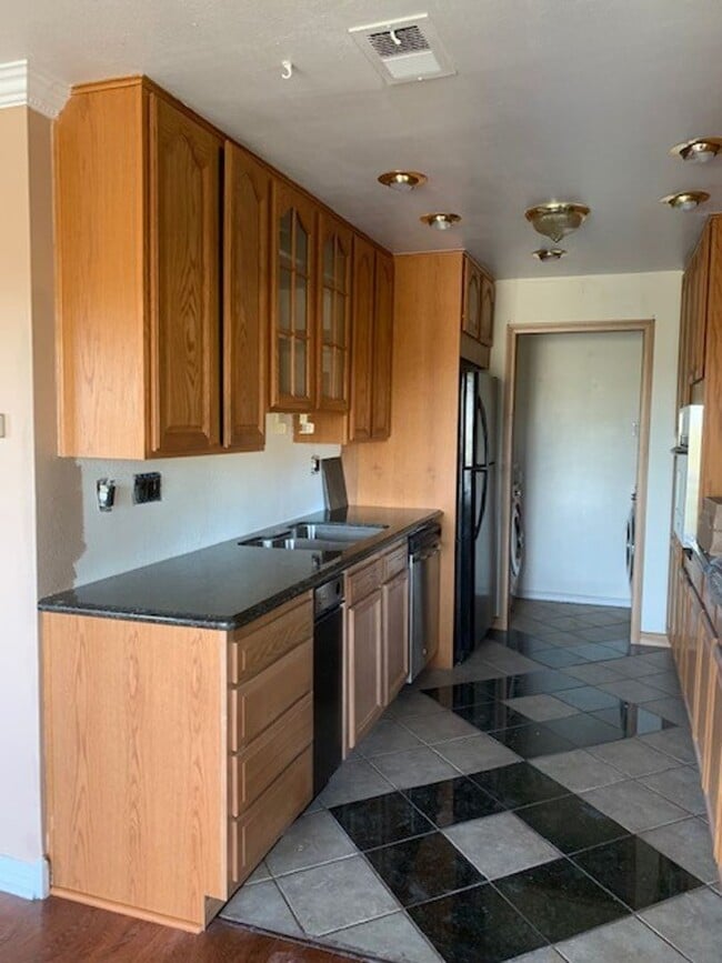 Charming 2bd/2.5 bath! 1 car attached gar... - Charming 2bd/2.5 bath! 1 car attached gar... House
