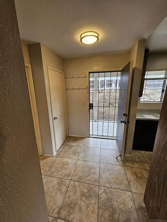 Building Photo - Upstairs 1-Bedroom in Central Location! Unit A202