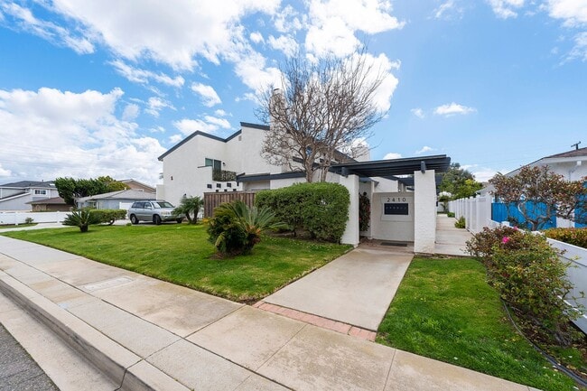 Building Photo - Beautiful Redondo Beach Condominium Rental!