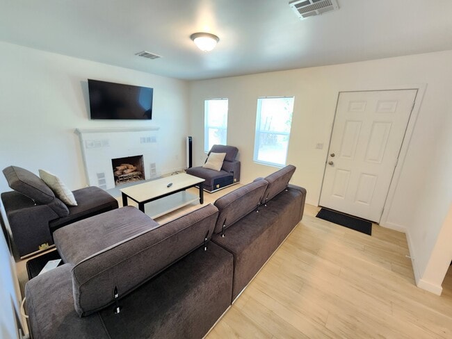 Photo - 9682 Sunland Blvd