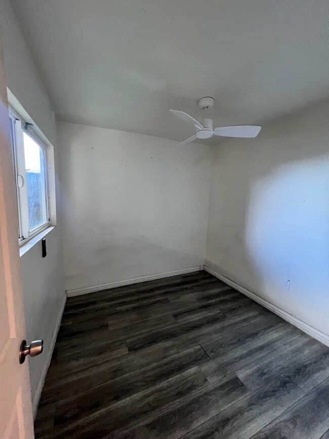 Photo - 1073 Dundas St