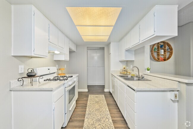 2BR, 2BA - 1060SF - Kitchen - Dakota Creek Apartment Homes