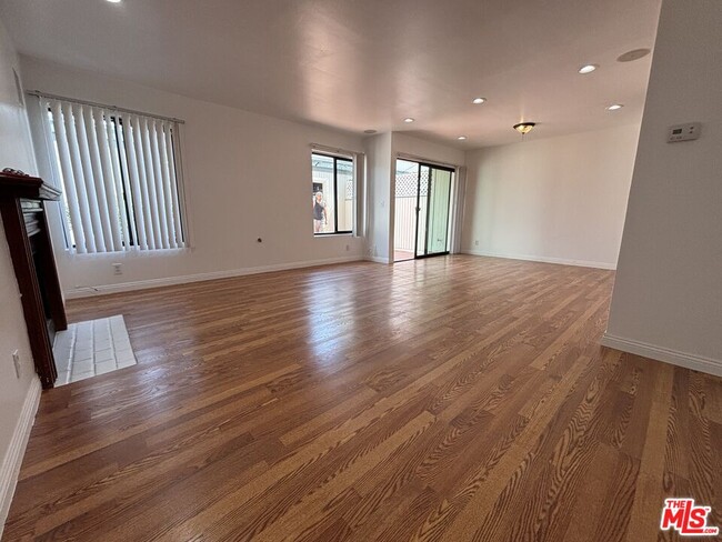 Photo - 10574 Sunland Blvd