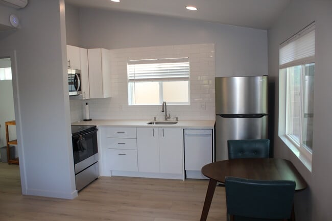 Kitchen - 1637 Grove Rd