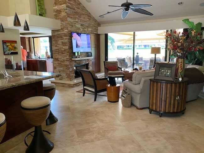 Building Photo - 3 Bedroom Condo for rent in Palm Desert, CA