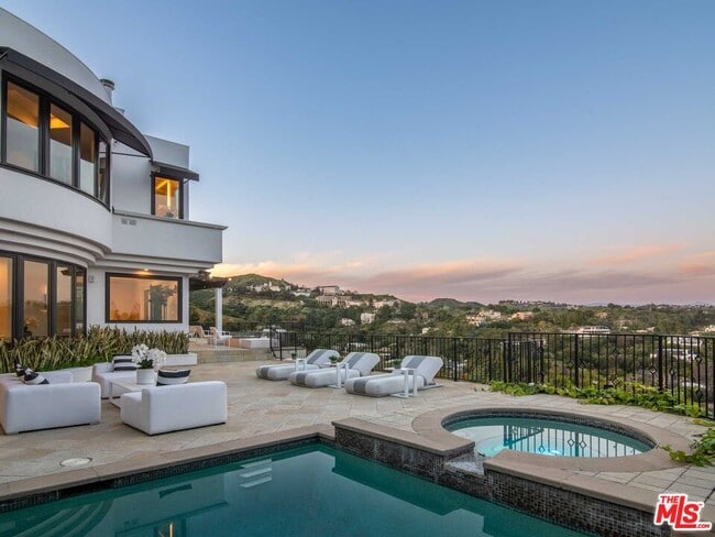 Photo - 930 N Tigertail Rd House