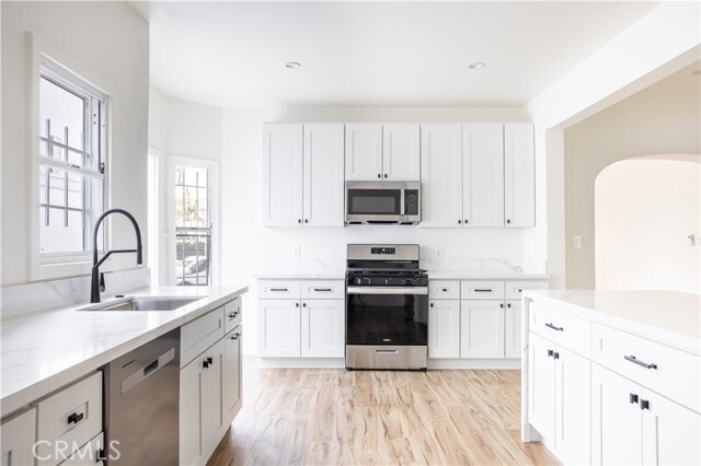 Building Photo - 740 S Stanley Ave