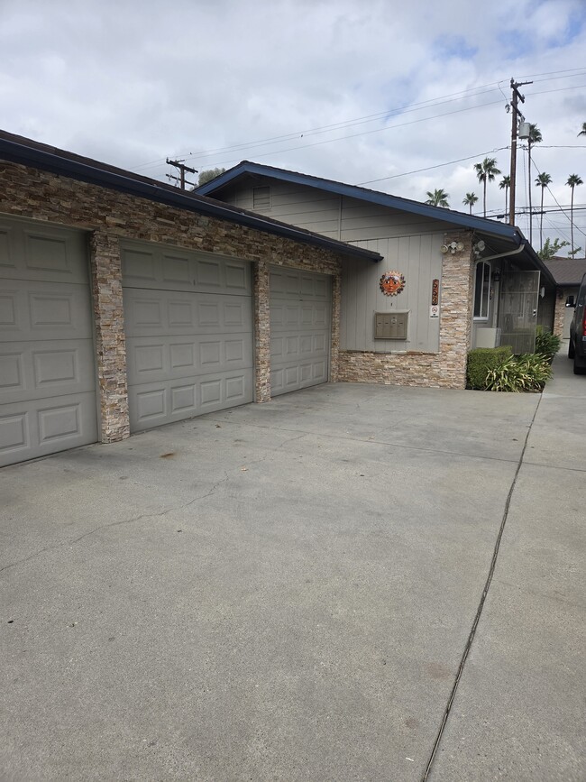 Photo - 553 Chatsworth Dr Unit 1