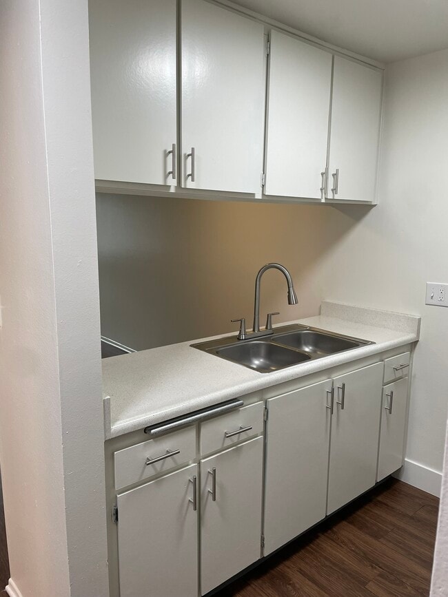 Unit 103 Kitchen - La Villa Mesa