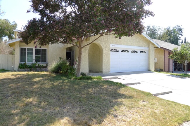 Building Photo - 2052 E Loraine St Rental