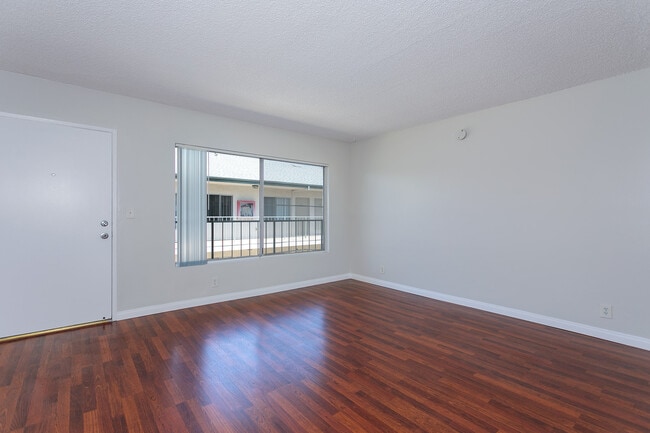 Studio - Living Room - 11520 Menlo Ave