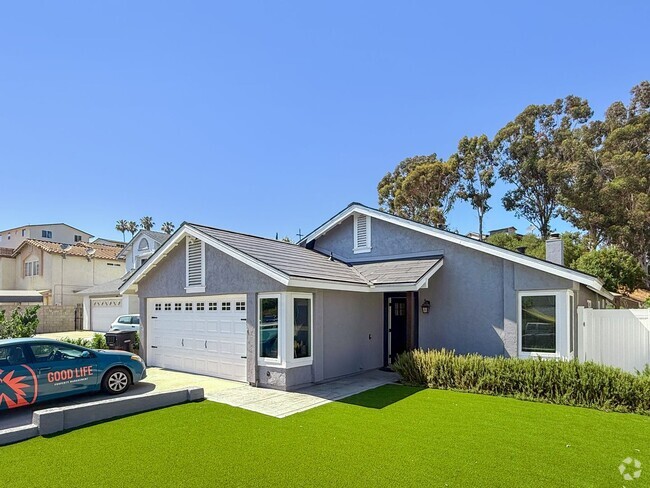 Building Photo - Newly Remodeled 3B 2BA Home w/ Putting Gre...