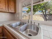 Photo - 2561 Heywood St