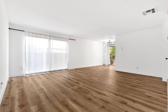 Photo - 5240 Whitsett Ave Unit 12