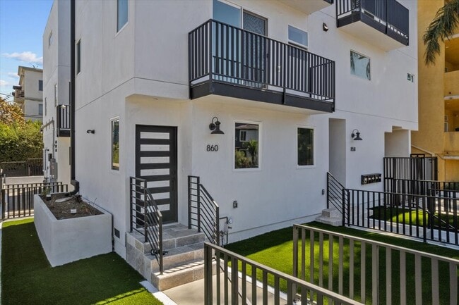 Photo - 860 N Hudson Ave Unit 860 N HUDSON