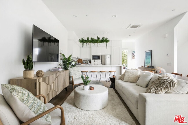 Building Photo - 10907 Otsego St