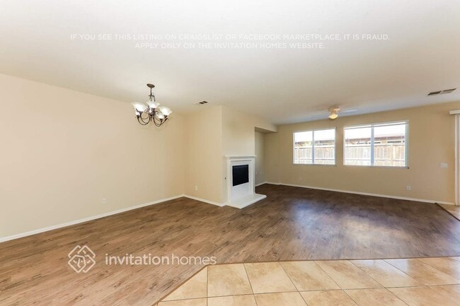 Photo - 1594 Leslie St