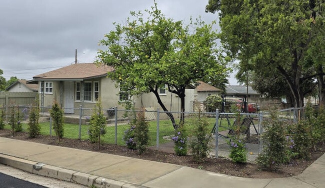 Photo - 421 N Acacia St House