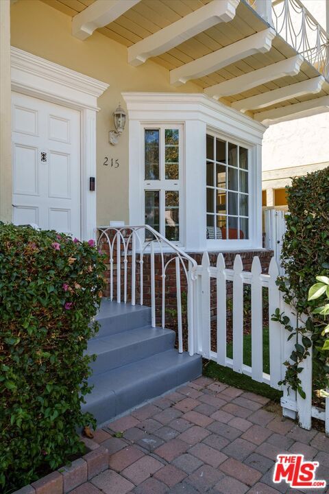 Photo - 215 S Poinsettia Pl