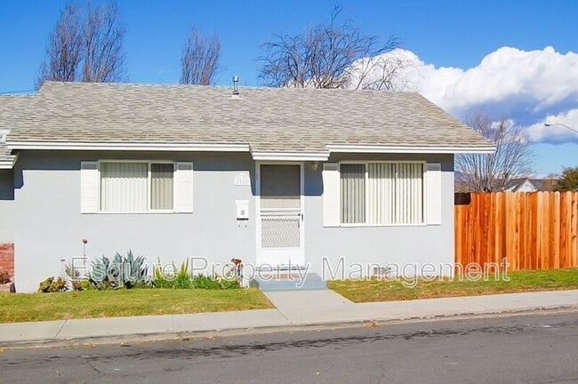 Building Photo - 2044 Chapel Dr