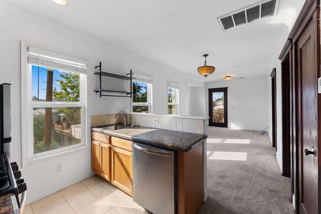 Photo - 3330 Collier Ave