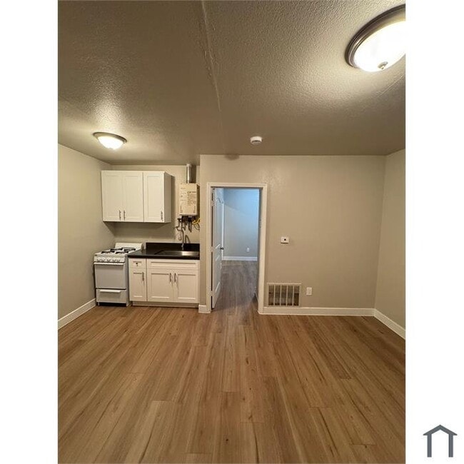 Building Photo - 928 W 83rd St Unit 4