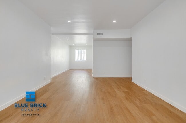 Building Photo - 5320 Corteen-18 Unit 18