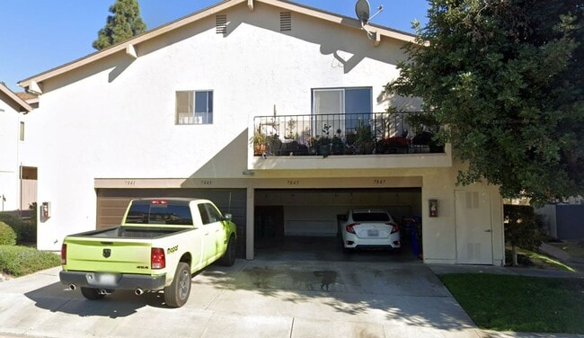 Stunning 3-Bedroom 1.5 bath home located i... - Stunning 3-Bedroom 1.5 bath home located i...
