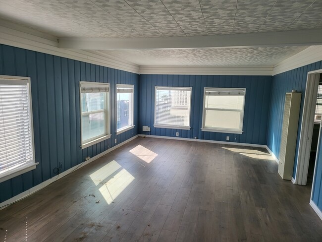 Living room - 1201 Manhattan Ave Unit A