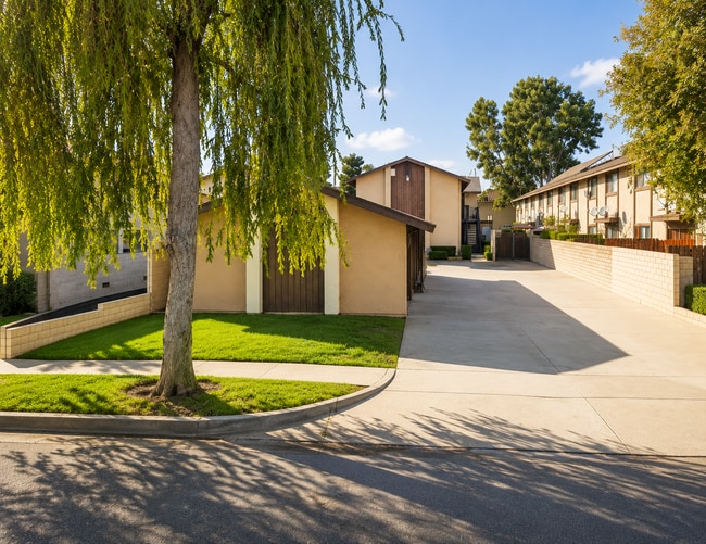 Building Photo - 5931 Kingman Ave Unit 2