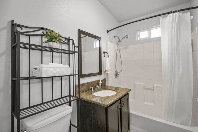 Photo - 728 Stepney Pl Unit 1/2