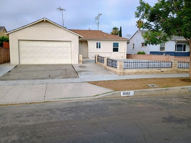 Arleta 3+2 w/walk-in closet, backyard + 2 ... - Arleta 3+2 w/walk-in closet, backyard + 2 ... House