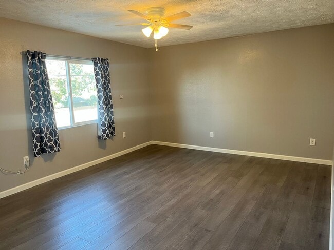 Photo - 524 Unit #B