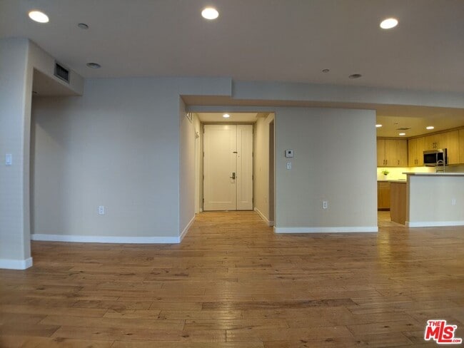 Photo - 5143 White Oak Ave Unit 102