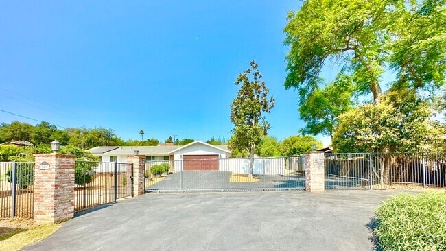 Building Photo - Beautifully Remodeled and Charming Country... Rental