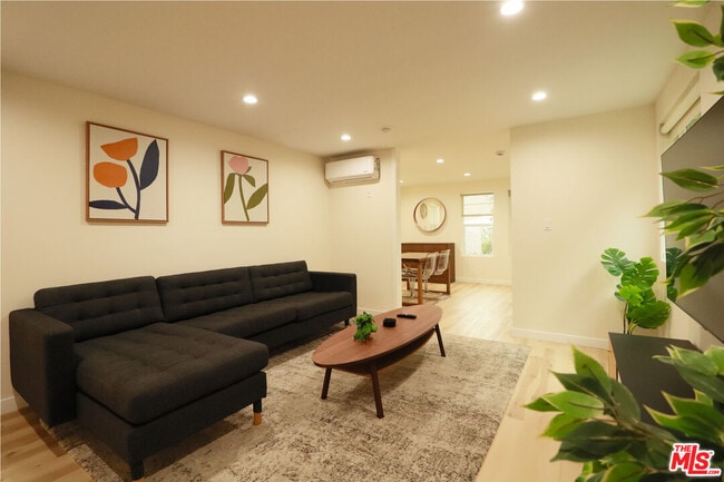 Building Photo - 9042 Phyllis Ave Unit B