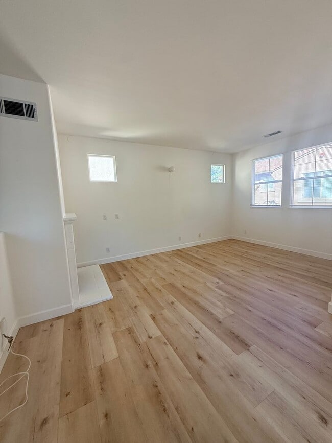 Photo - Beautiful Tri-Level Home in Prestigious Oa...