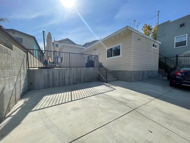 Building Photo - 371 Douglas St