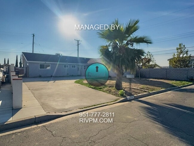 Photo - Great commuter location!