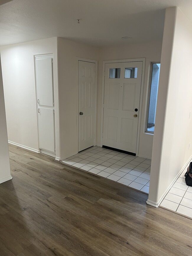 Entryway - 128 California Ct Unit 128 California Court