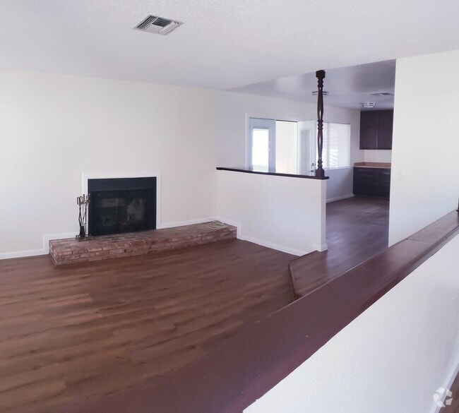 Building Photo - Remodeled/Move-in ready 3 bed 2 bath house...