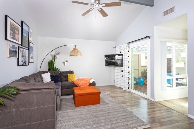 Building Photo - 3 bed 2 bath Townhouse located in South Coast Metro