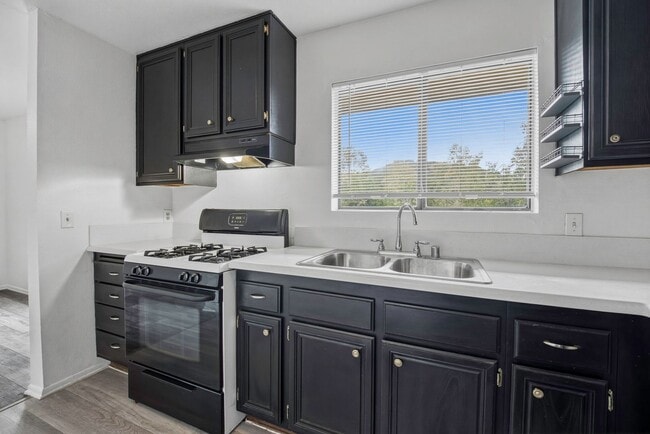 Building Photo - FALL IN LOVE with Highland Park Living! Unit 309
