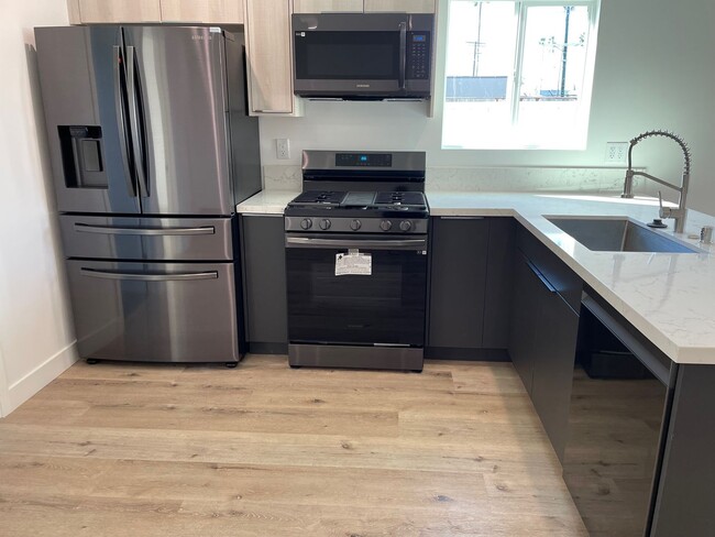 Photo - REST OF OCTOBER & NOVEMBER FREE! Spacious ... Unit 1529 Winona Blvd